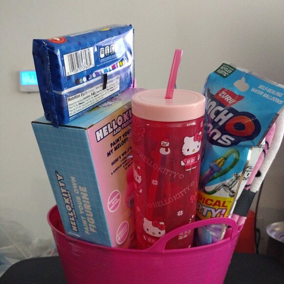 π Hello Kitty Holiday Gift Basket π - Picture 2 of 4
